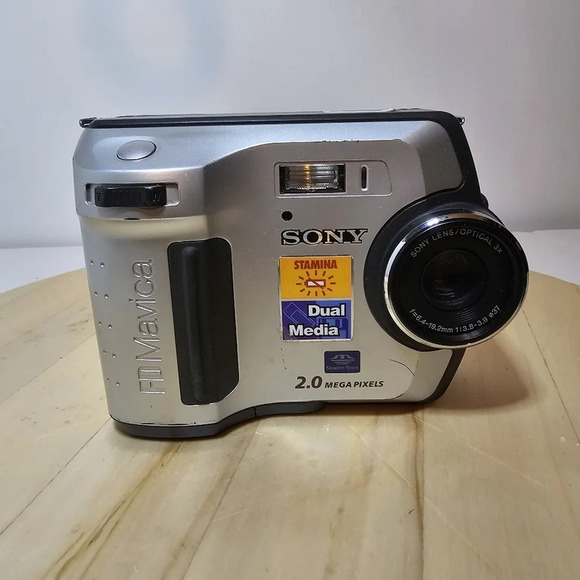 Sony Mavica MVC-FD200 2.0MP Digital Camera Untesstwd For Parts Or Repair see pic - Picture 1 of 8